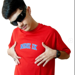 Camisa nova da Nine, porque o noivo emagreceu e perdeu a antiga